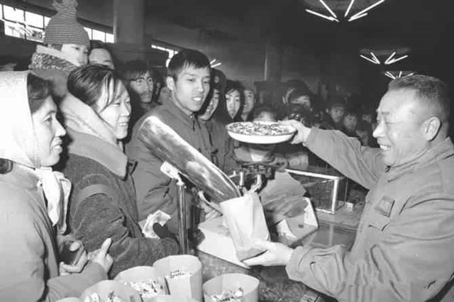 1982年春节期间,特级售货员张秉贵在王府井百货大楼糖果组柜台服务 1982年春节期间,特级售货员张秉贵在王府井百货大楼糖果组柜台服务