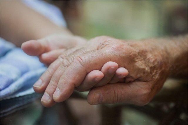 当老母罹患失智症，你愿意为她换洗内衣裤吗？