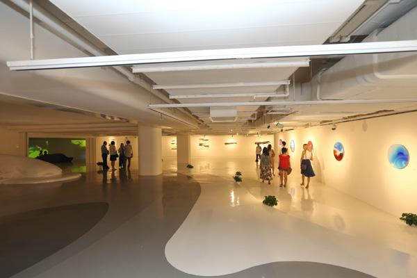 吴少英个展“流光-多维的溢彩”在山水美术馆举行_文化_腾讯网