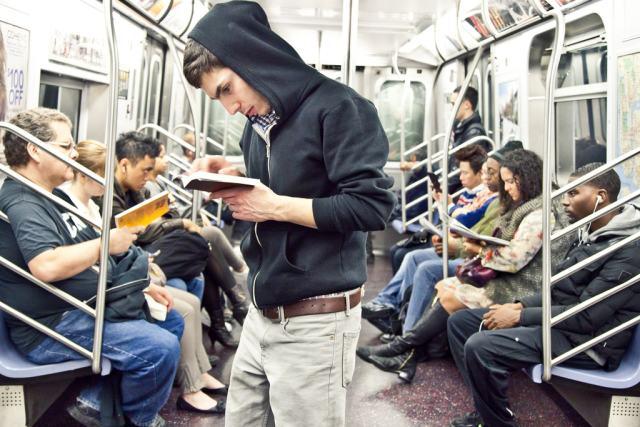 为什么欧美地铁上看书的人那么多