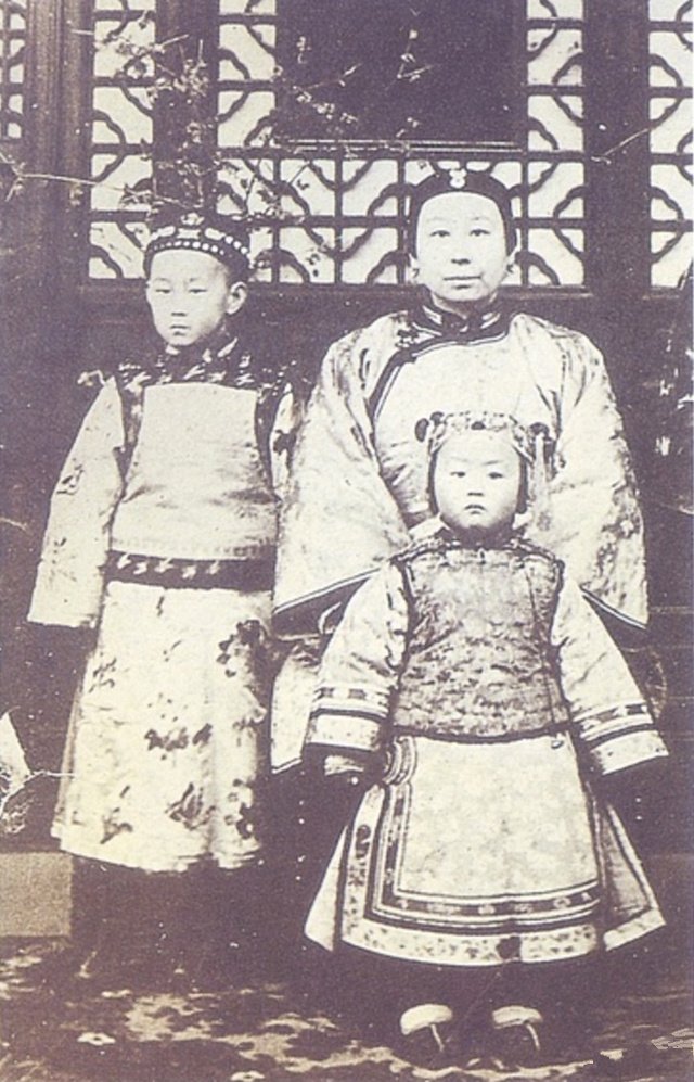 李菊耦与子女(张爱玲的父亲与姑姑) 李菊耦与子女(张爱玲的父亲与姑姑)
