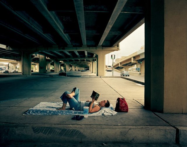 窮人對手機的愛與恨