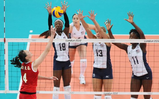 <em>伦敦奥运会女排</em>小组赛第三轮 中国0-3美国_排