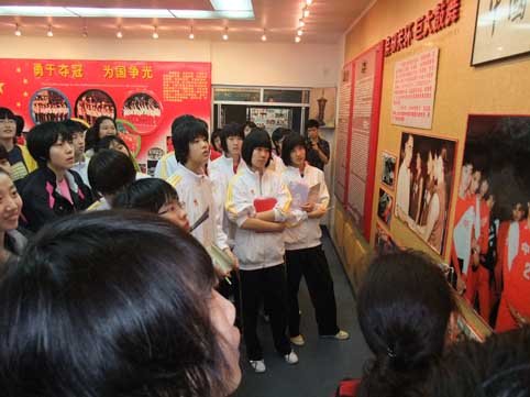 青年<em>女排</em>集训队伍参观<em>中国女排腾飞</em>纪念馆_排