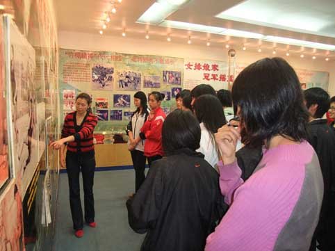 青年<em>女排</em>集训队伍参观<em>中国女排腾飞</em>纪念馆_排