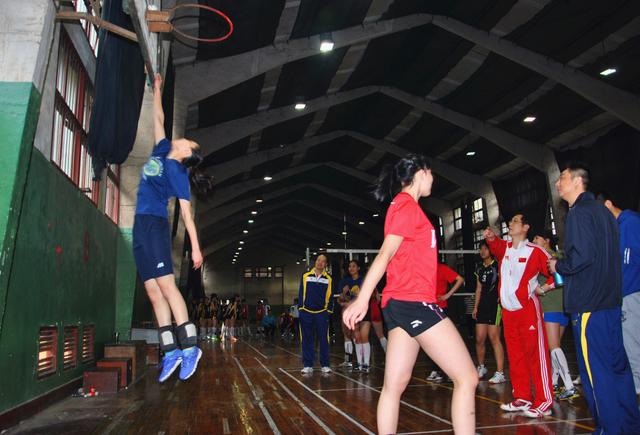 2014年全国<em>青年女排</em>集训进行专项身体素质测