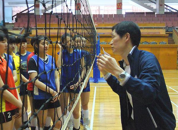 国家<em>青年女排</em>主教练徐建德指导训练工作_排协