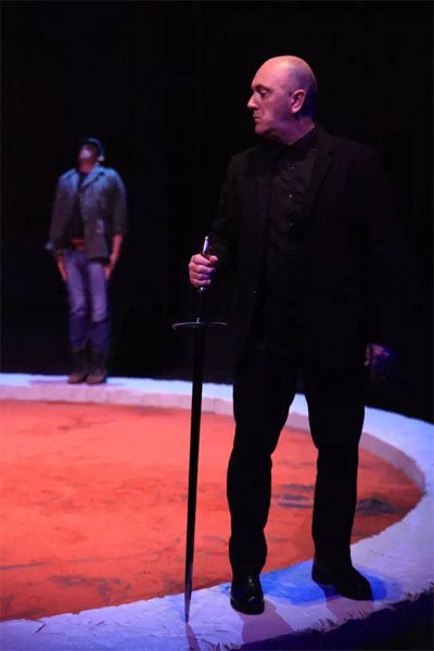 安提戈涅的目光穿過了2000多年，還能燙傷我們