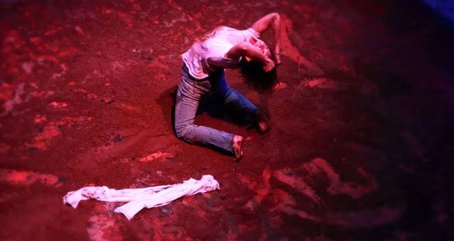 安提戈涅的目光穿過了2000多年，還能燙傷我們