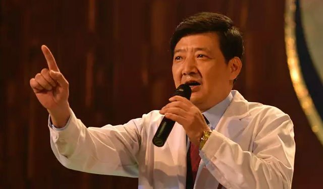 《我不是药神》中冒充教授专家的假药骗子形象 《我不是药神》中冒充教授专家的假药骗子形象