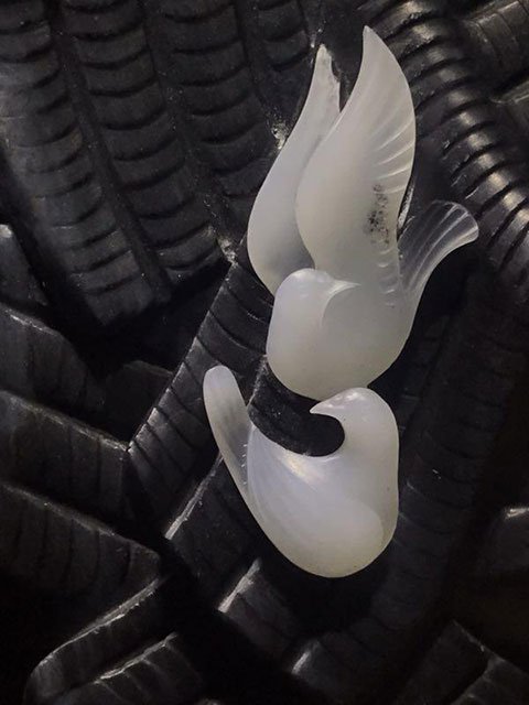 當代玉雕大師楊曦作品《相見歡》 黑白兩道