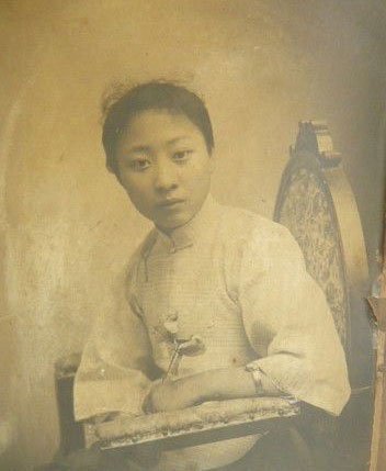 露兰春旧照。她1922年嫁黄金荣为妻,1925年离异 露兰春旧照。她1922年嫁黄金荣为妻,1925年离异