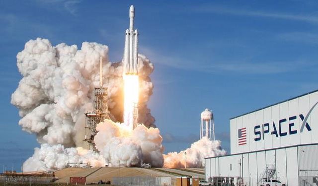 SpaceX成功发射猎鹰重型火箭 SpaceX成功发射猎鹰重型火箭