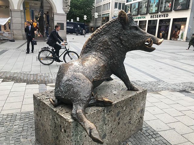 慕尼黑老城广场上的野猪铜雕 慕尼黑老城广场上的野猪铜雕