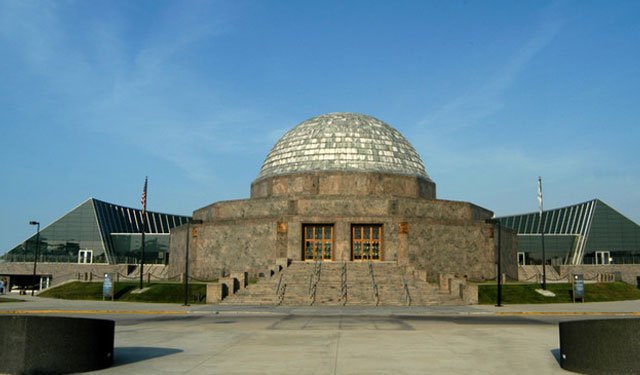 阿德勒天文馆(Adler Planetarium)建立于1930年,是西半球第一座天文馆 阿德勒天文馆(Adler Planetarium)建立于1930年,是西半球第一座天文馆
