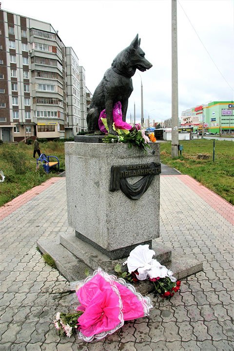 在俄羅斯，有座狗碑叫「忠誠」