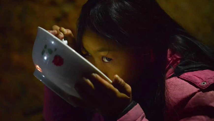 红泥小屋中的炉火