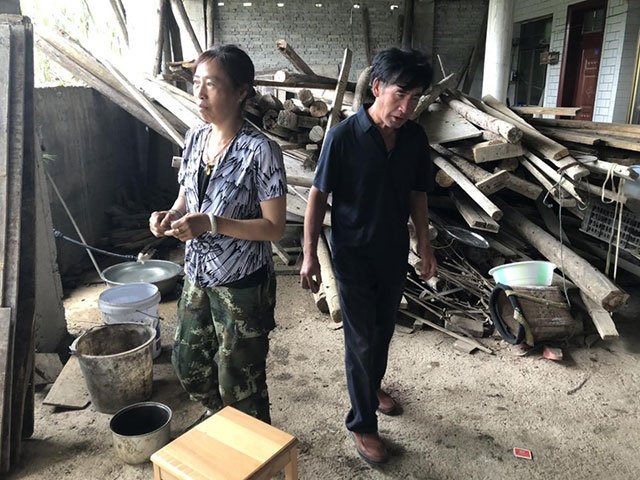 说起往事,妻子面色凝重地望向远处 说起往事,妻子面色凝重地望向远处