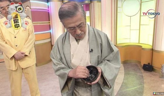 鉴定师中岛诚之助在节目中查看茶碗 鉴定师中岛诚之助在节目中查看茶碗