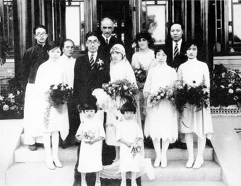 1929年6月15日,冰心和吴文藻在燕京大学临湖轩举行婚礼时的合影 1929年6月15日,冰心和吴文藻在燕京大学临湖轩举行婚礼时的合影