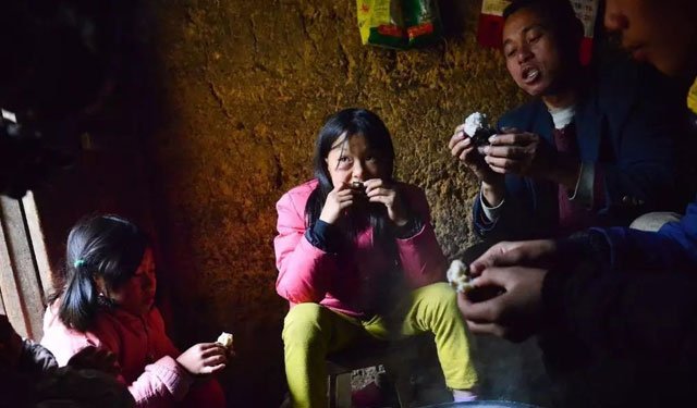 红泥小屋中的炉火