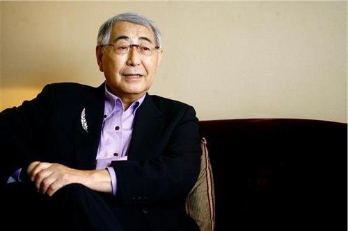 戴上假面的日本作家們