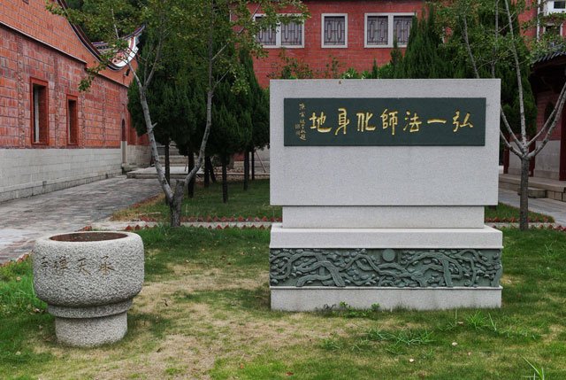 他不是文艺青年想像中的李叔同，他是弘一法师