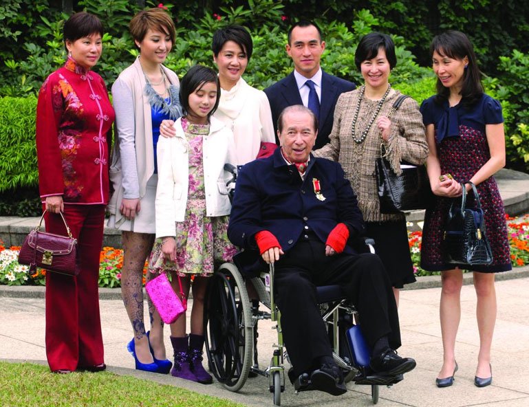 港澳大家族因子女众多,时见争产新闻于报端。比较典型的就是赌王何鸿燊家族 港澳大家族因子女众多,时见争产新闻于报端。比较典型的就是赌王何鸿燊家族
