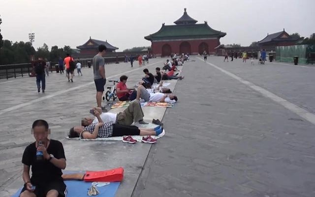 新闻图:天坛丹陛桥变成“理疗床” 新闻图:天坛丹陛桥变成“理疗床”