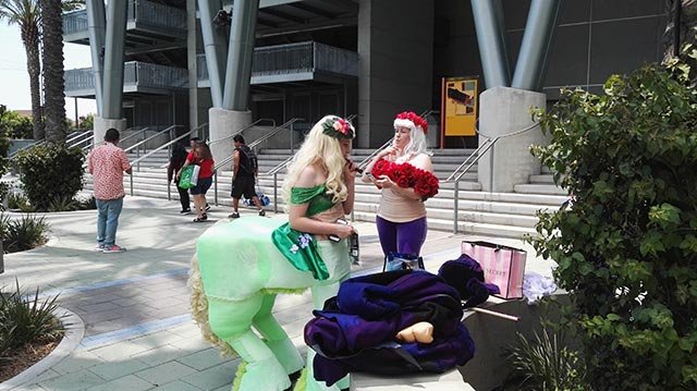 穿成爱莎或白雪公主一定会撞衫,但这两位就很有创意了 穿成爱莎或白雪公主一定会撞衫,但这两位就很有创意了