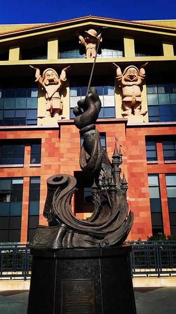 迪士尼王国始于一只老鼠,但真正的第一桶金却来自于《白雪公主和七个小矮人》 迪士尼王国始于一只老鼠,但真正的第一桶金却来自于《白雪公主和七个小矮人》