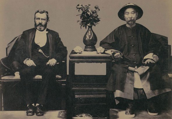 李鸿章与尤利西斯·格兰特在天津合影。 1879年梁时泰拍摄。 李鸿章与尤利西斯·格兰特在天津合影。 1879年梁时泰拍摄。