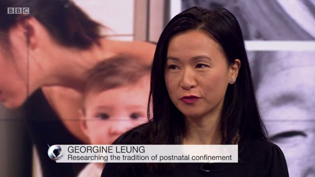 嘉宾梁女士在调查坐月子的习俗 嘉宾梁女士在调查坐月子的习俗