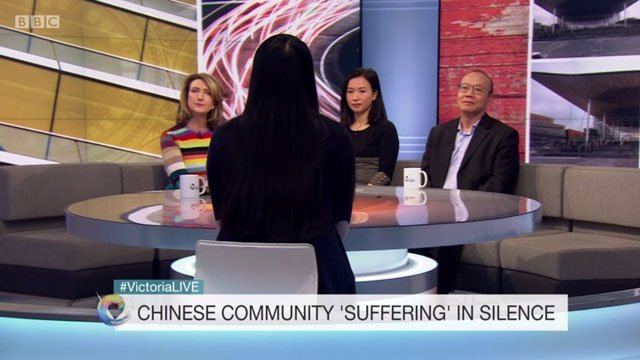 演播室里,主持人和三个华人嘉宾继续讨论华人不愿意发声的文化 演播室里,主持人和三个华人嘉宾继续讨论华人不愿意发声的文化