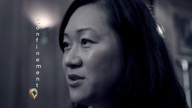 胡医生接受访问,屏幕上打出“坐月子”的英文“Confinement”,意为“监禁” 胡医生接受访问,屏幕上打出“坐月子”的英文“Confinement”,意为“监禁”