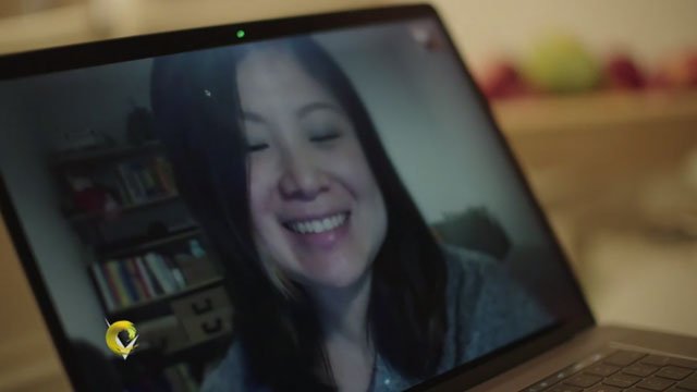 接受视频访问的来自新加坡的华人女性说,她很享受坐月子 接受视频访问的来自新加坡的华人女性说,她很享受坐月子