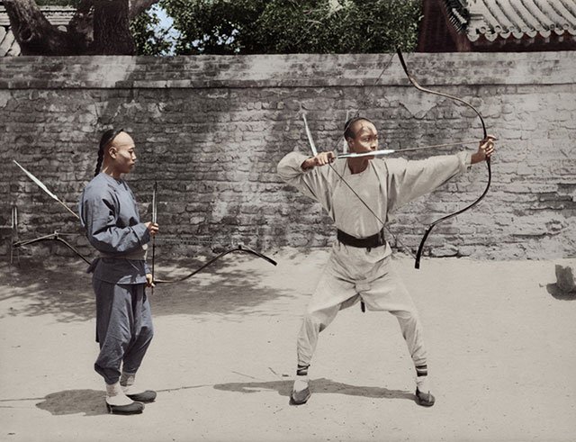 图11、练习射箭的男子，山本赞七郎摄，1898年。