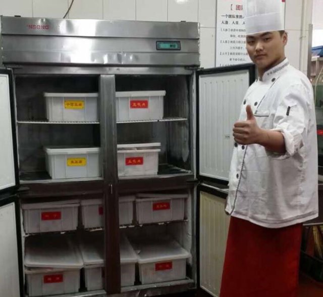 厨师小伙。作者供图 人民大学的胡辣汤