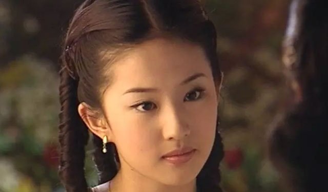 2003年,14岁的刘亦菲在《金粉世家》中饰演第二女主角 2003年,14岁的刘亦菲在《金粉世家》中饰演第二女主角