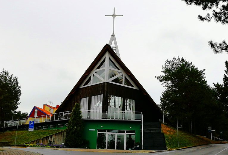 十字路口沿坡而建、造型前卫的教堂 十字路口沿坡而建、造型前卫的教堂