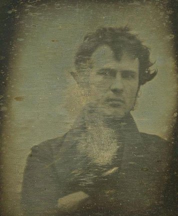 是身份的幻觉，还是新生活的曙光