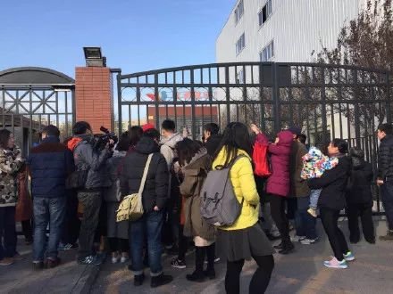 紅黃藍幼兒園(圖片來源於網路) 歷史進程可以預料