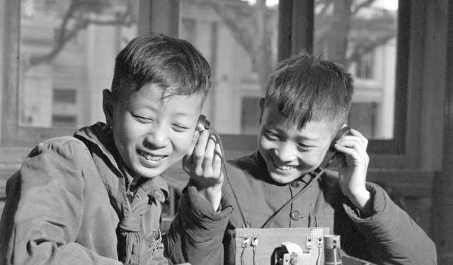 资料图:60年代来自广州的无线电小组安装矿石收音机 资料图:60年代来自广州的无线电小组安装矿石收音机