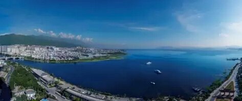 位于大理市下关洱海南岸滨海大道(新大理港码头对面洱海公园入口处) 2