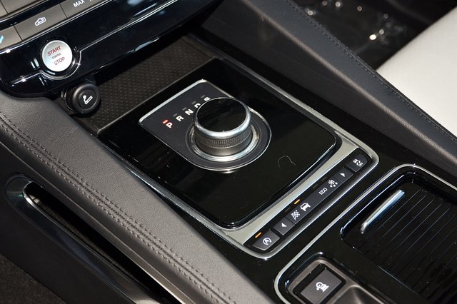 �ݱ�F-PACE 2016�� 3.0T AT �׷�������