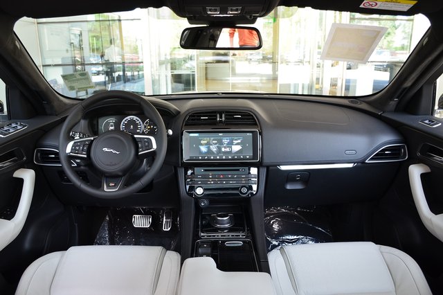 �ݱ�F-PACE 2016�� 3.0T AT �׷�������