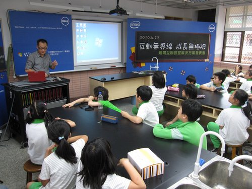 台湾电子书包计划 小朋友用上网本上课