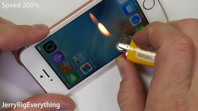 iPhone SE大考验 耐划、燃烧及弯曲暴力测试