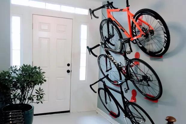 不知道自行车往哪放 这个挂架让把它们都挂上墙