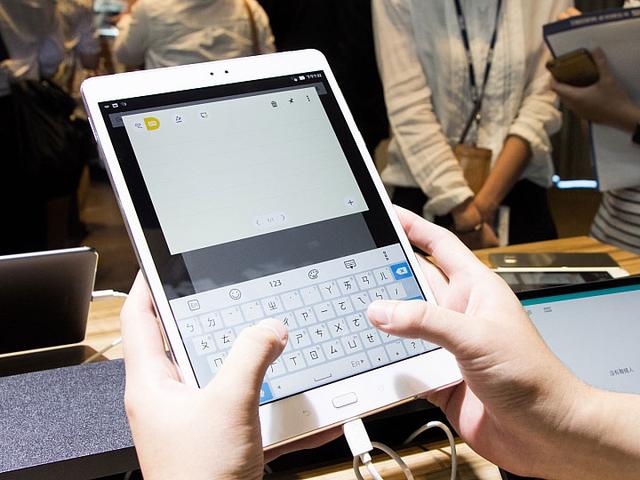华硕发布ZenPad 3S 10平板 配9.7英寸2K屏